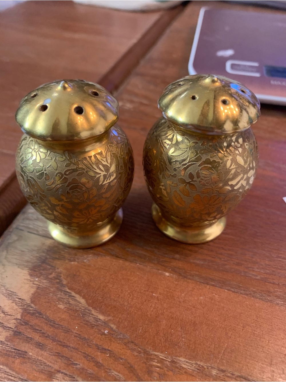 Gold Floral Etched Salt and Pepper Shakers - Decorative Serveware Vintage - Picture 2 of 6